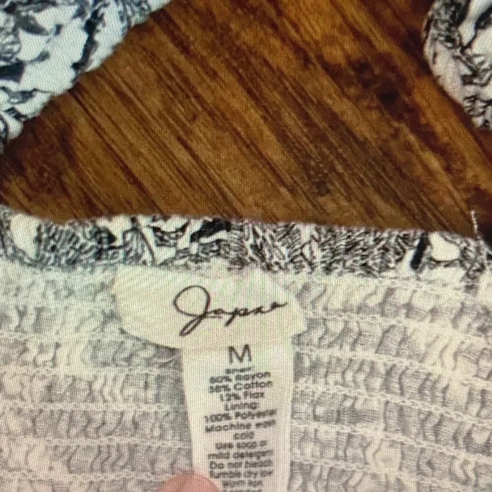 Japna Black and White Leaf-Print Cropped Tank - Picture 3 of 5